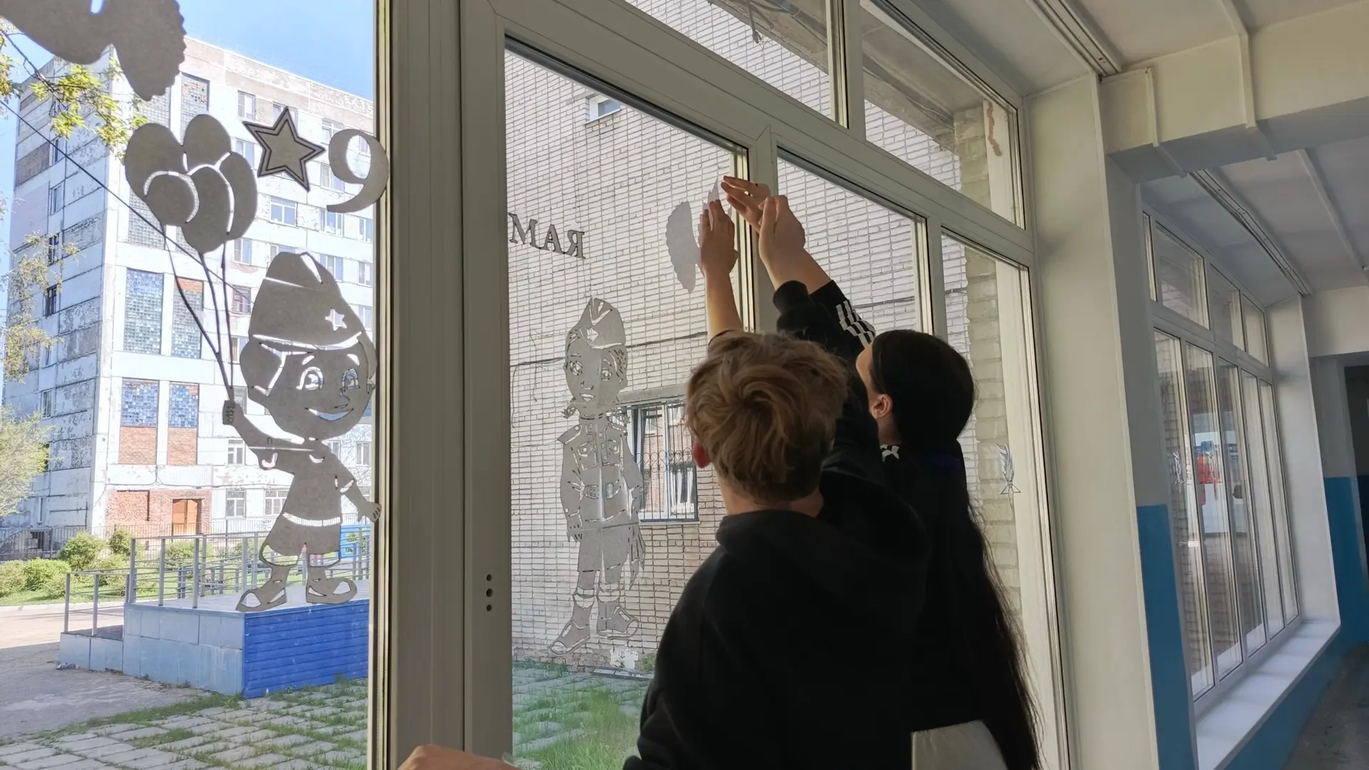 🔉Активисты 4‑го корпуса приняли участие в акции «Окна Победы»! 🌺  ➡️В преддверии Дня Победы самые ак