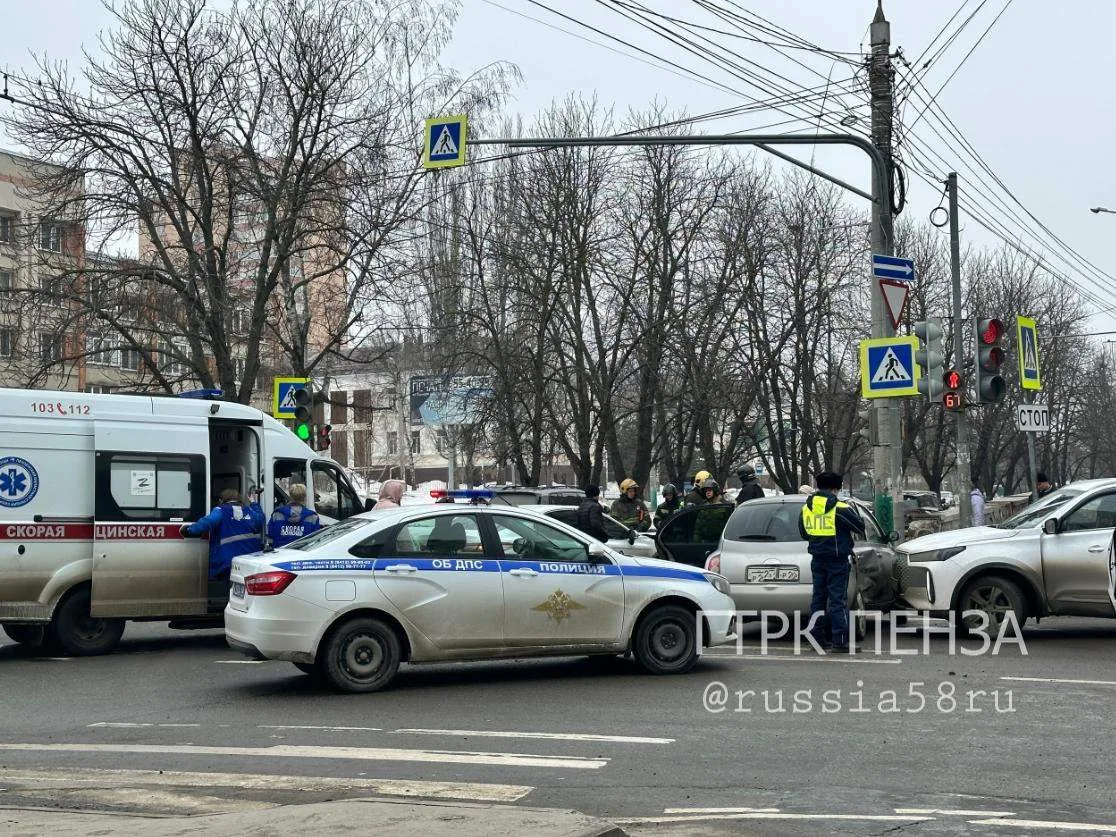 Крупное ДТП произошло на улице Пушкина в Пензе.  Кадры с места аварии прислали наши подписчики. По с