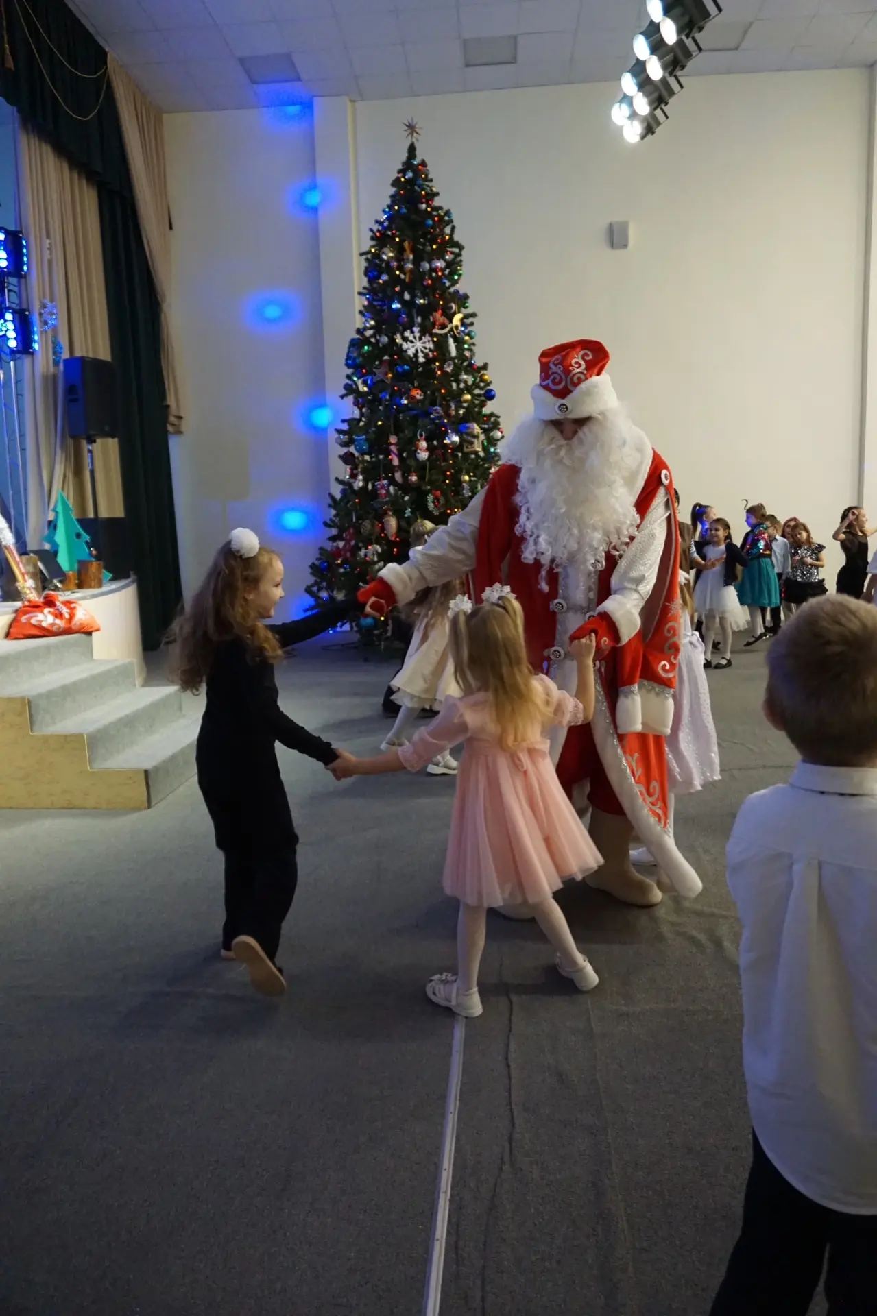 🎄✨ Новогоднее чудо✨🎄 В преддверии Нового года для учеников начальных классов прошёл яркий и увлекате