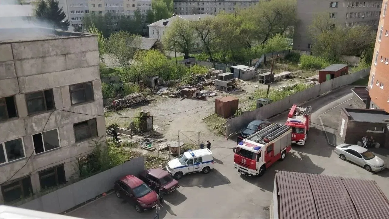 ⚠️ «Пороховая бочка» рядом с домом: барнаульцы пожаловались на пять пожаров в заброшенн...