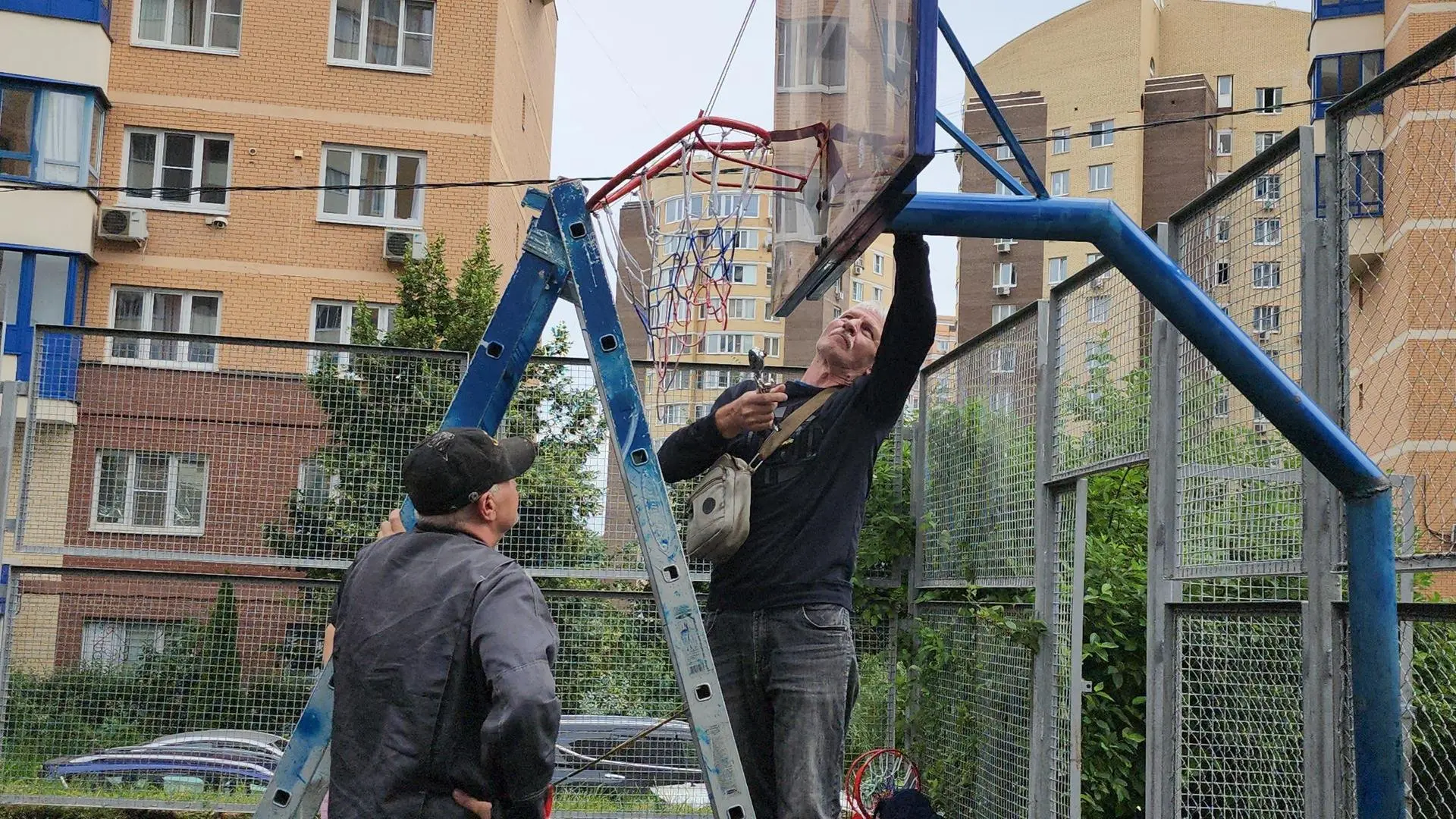 В Красногорске продолжают обновлять спортивные площадки.