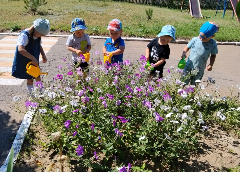 Прогулка в детском саду летом — сплошное веселье! 😍

🧸 Дети  группы "Солнышко"☀с радостью бегают и