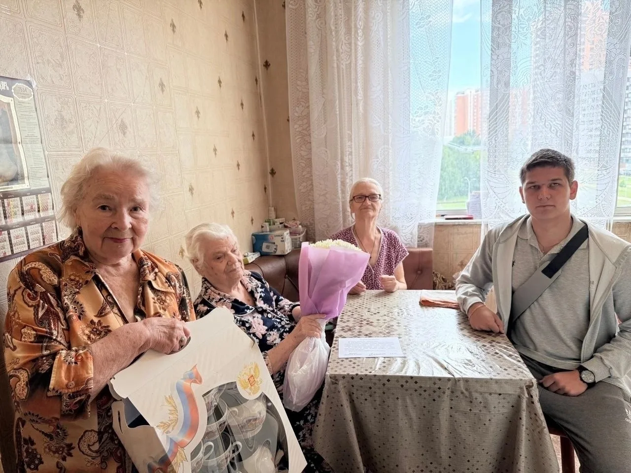 Соседка Анна Ивановна Карпушкина (на фото в центре) отметила 90-летний юбилей. За её плечами: детств