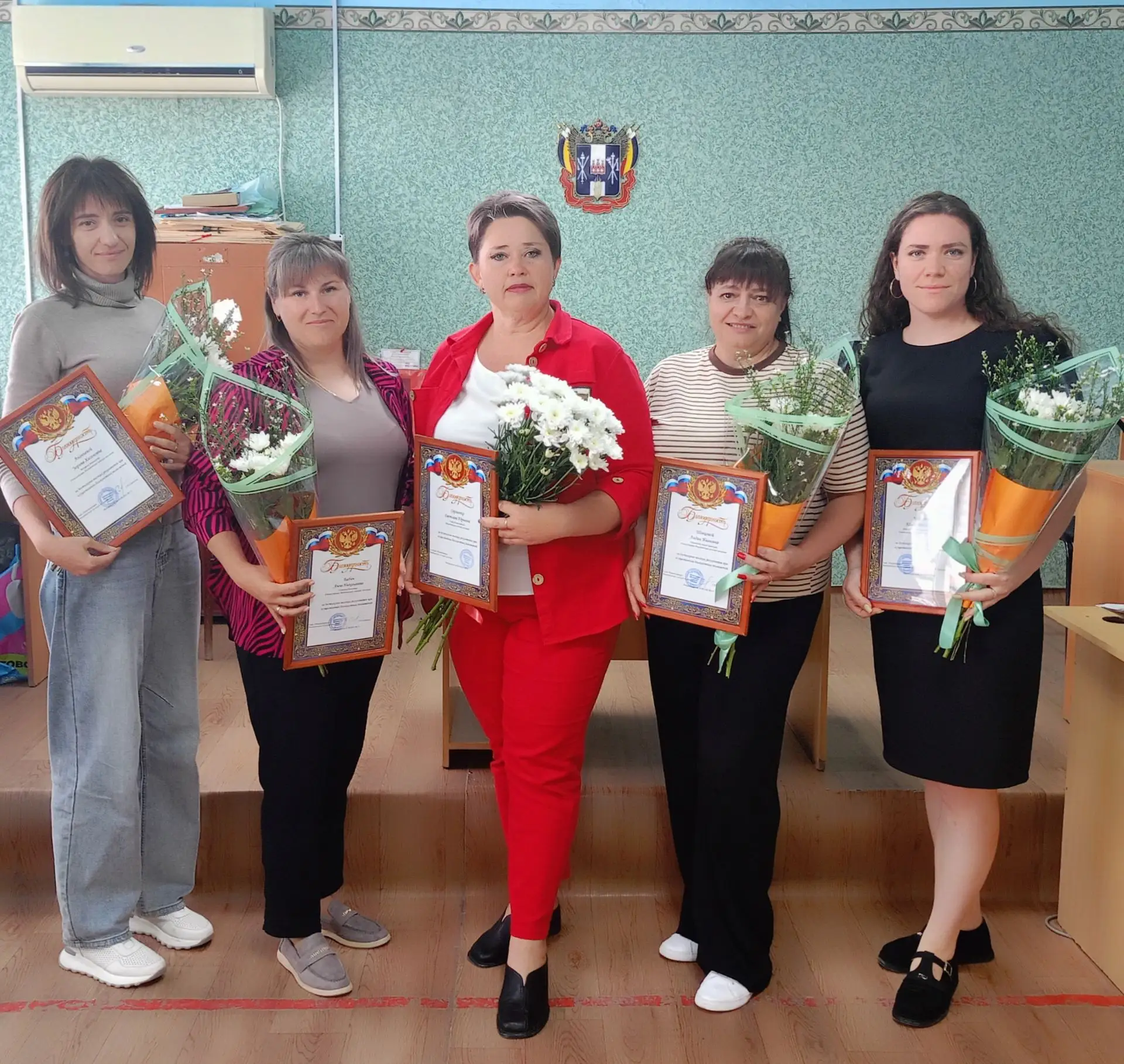 💐Сегодня, в честь праздника глава Администрации Милютинского сельского поселения Светл...