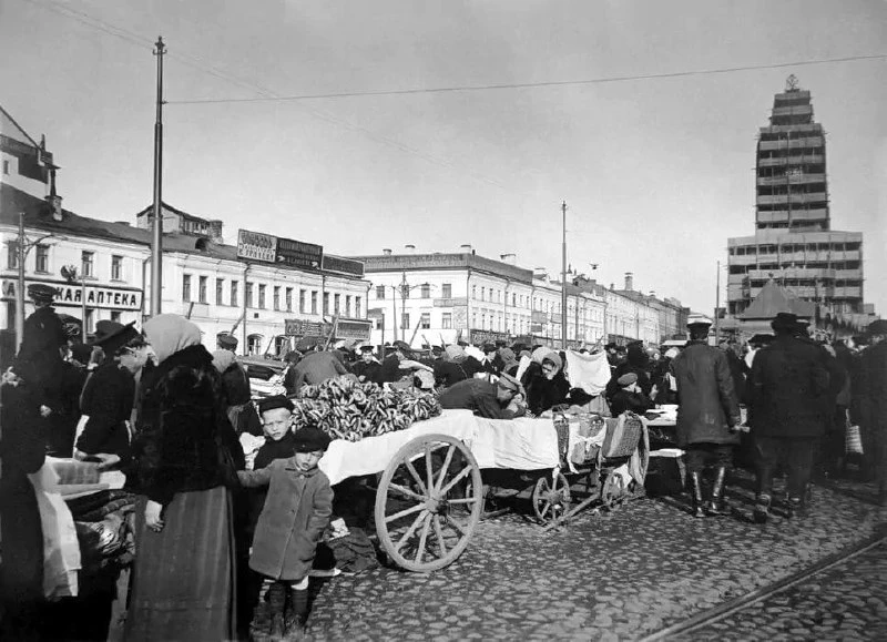 Воскресный торг у Сухаревой башни, 1914