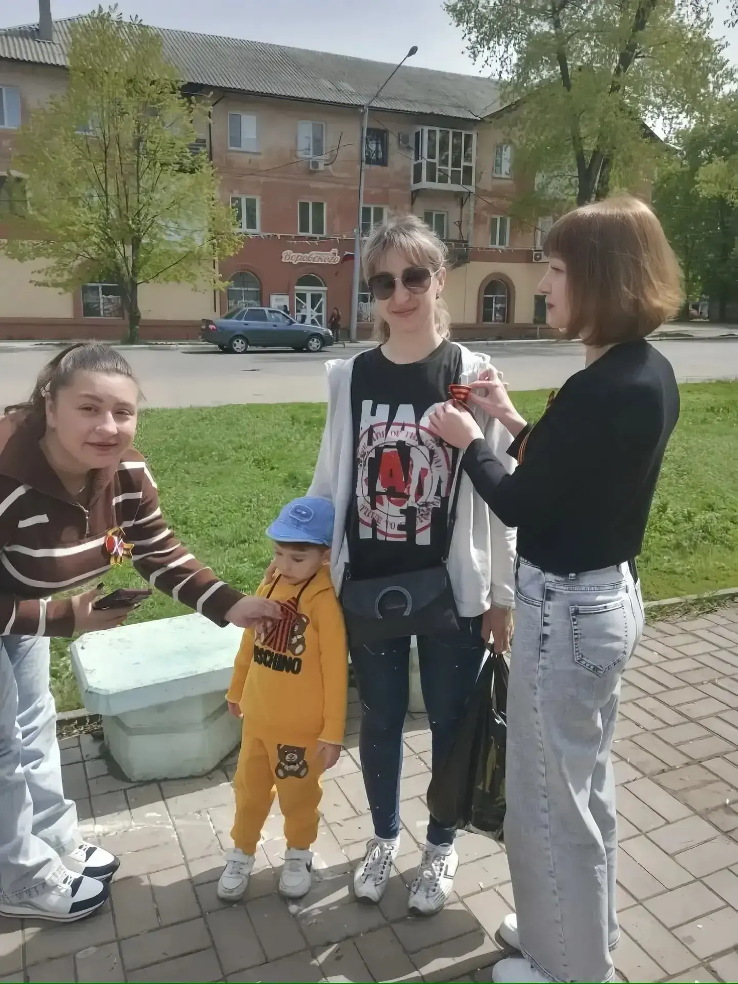 Акция «Георгиевская ленточка»: символ памяти и благодарности объединил жителей Макеевки  В преддвери