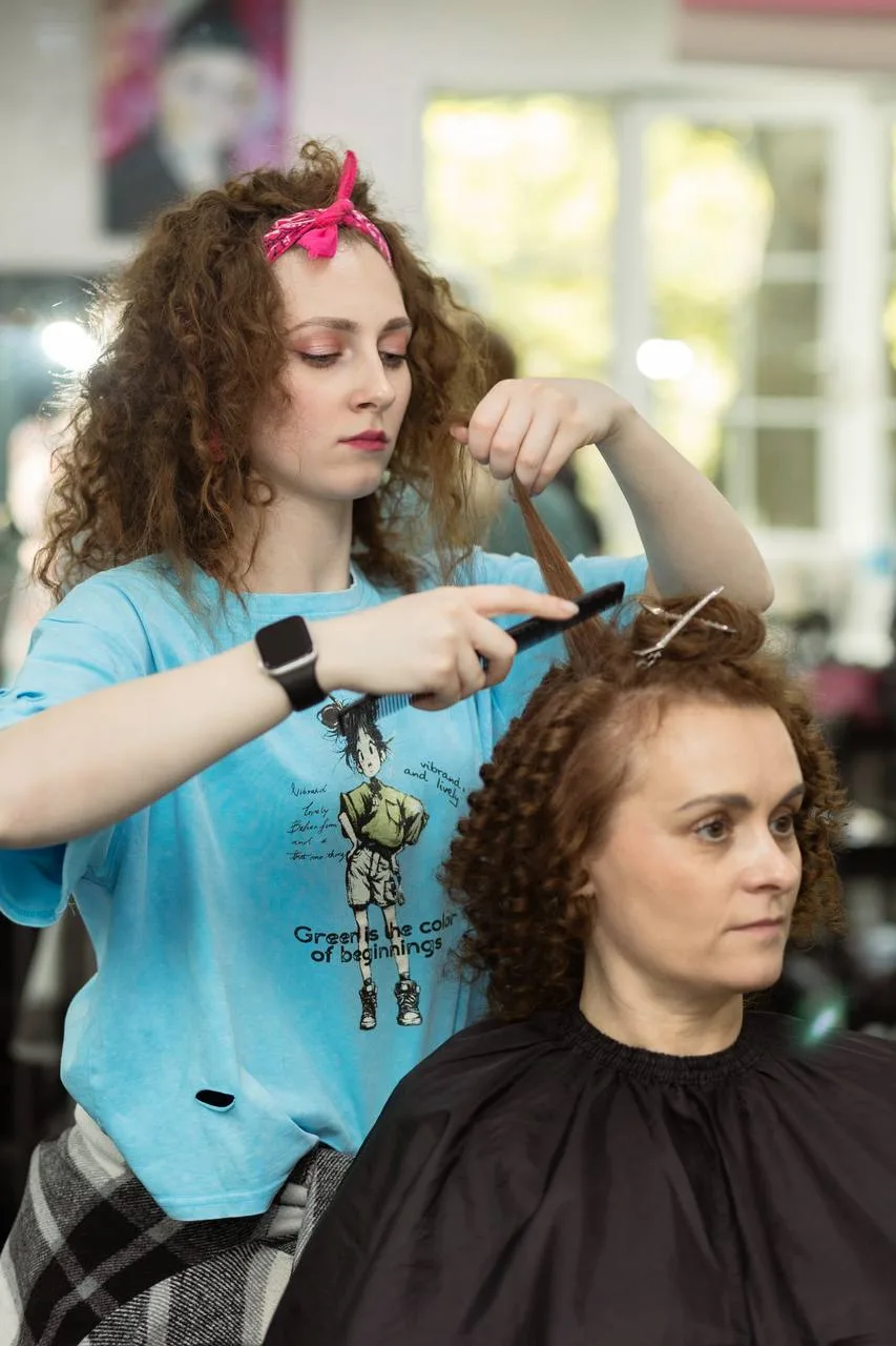 СЕНТЯБРЬ — ТВОЙ СТАРТ В ПРОФЕССИИ МЕЧТЫ ✂️

Хочешь научиться не просто стричь, а менять лица людей к