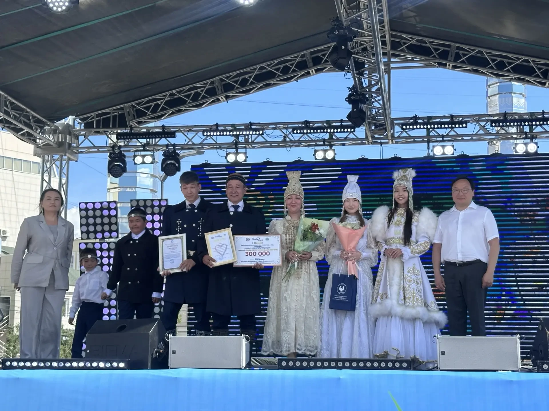 В Якутске в День семьи, любви и верности состоялась церемония чествования лучших семей ...