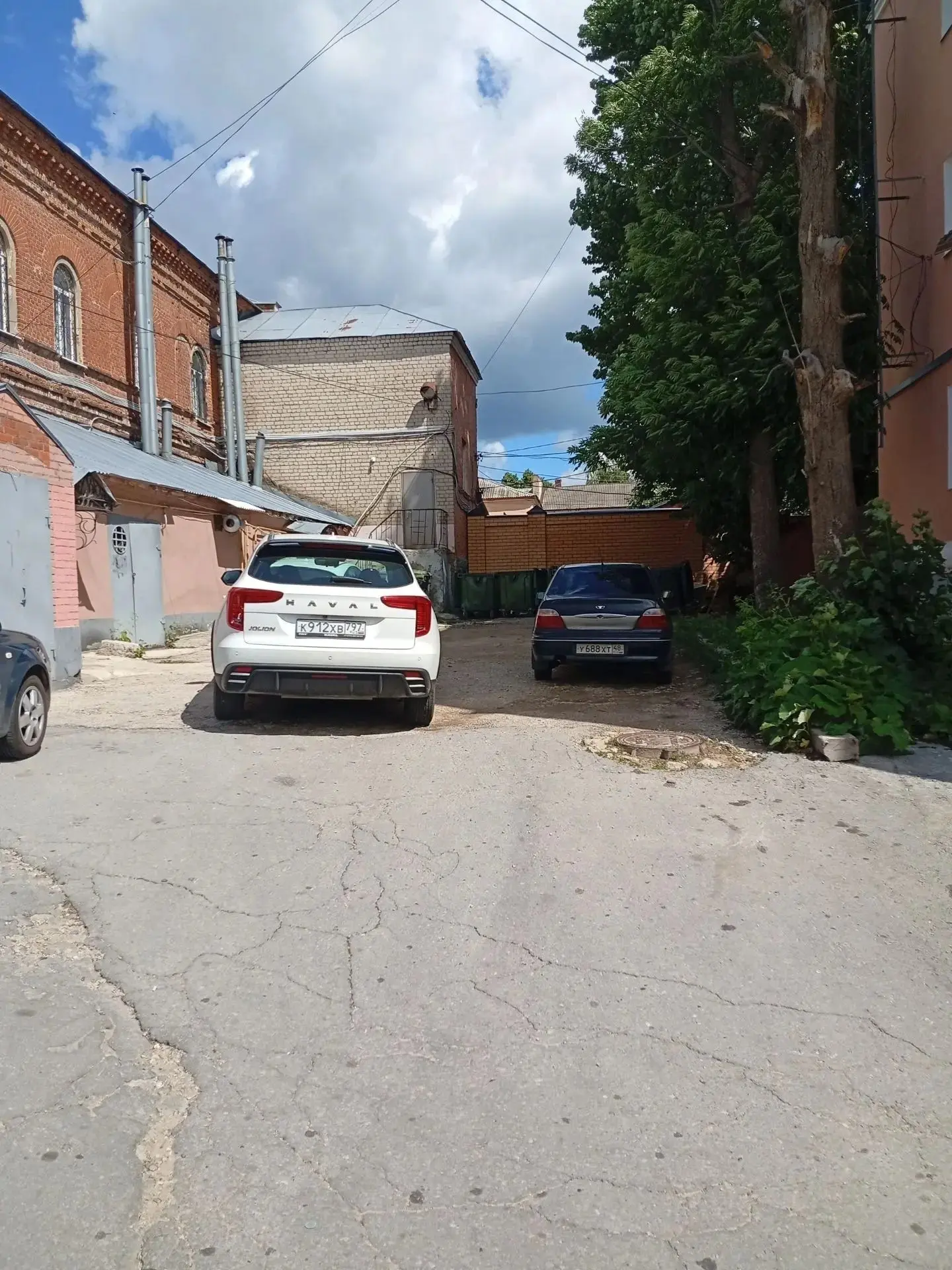 Не паркуйте машины у контейнерных площадок!