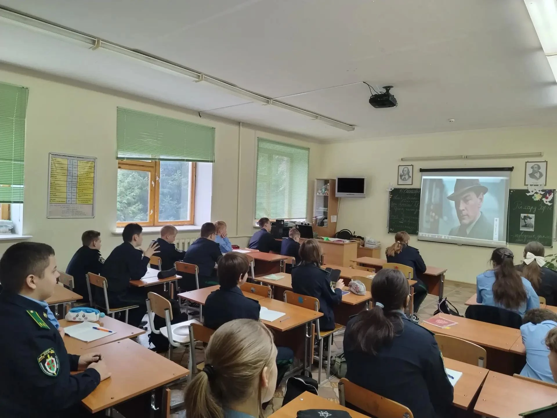 Утро понедельника школы №5 началось с патриотических песен, поднятия флага под гимн РФ ...