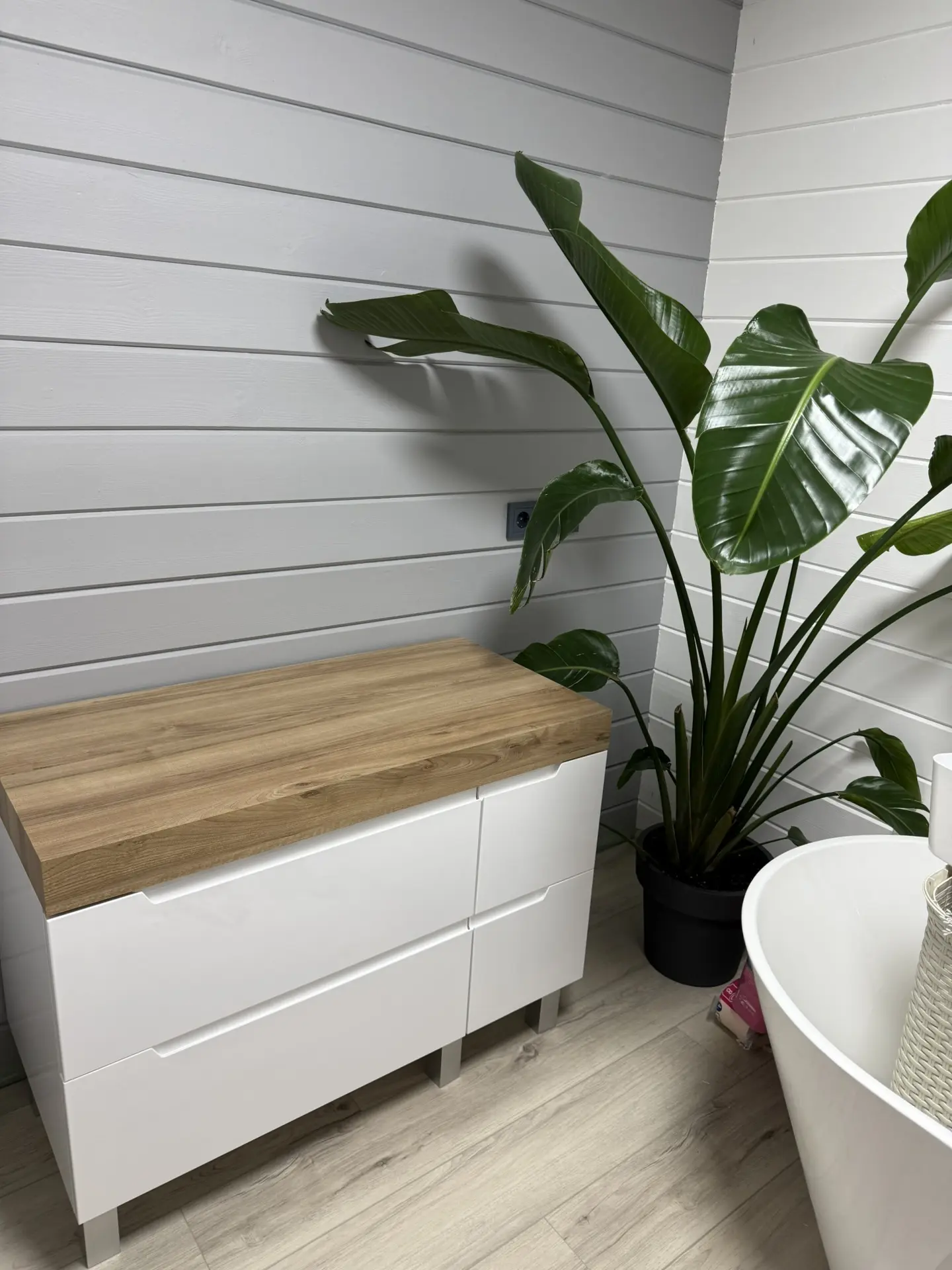 Перед сном собрали тумбу в ванную🌿 Надо теперь найти подходящую мойку для неё.   Лиза любит классиче