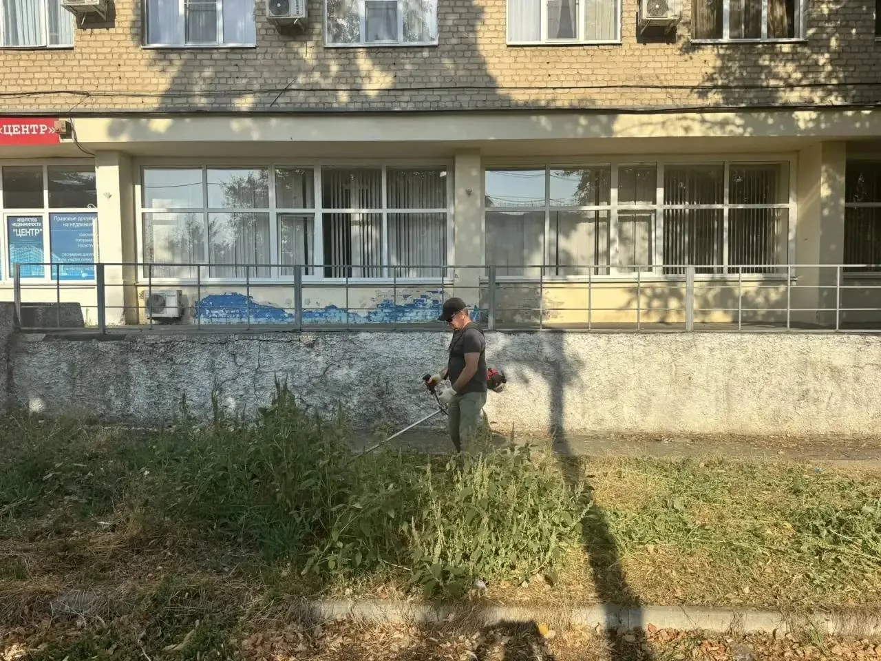 В городе Каменске продолжаются субботники. Сотрудники отдела экономики, архитектуры, бу...