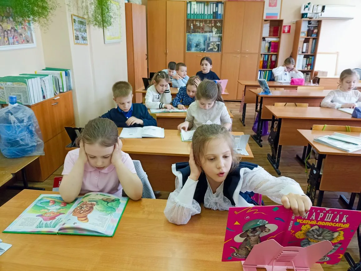 28 апреля в России отмечается День чтения великих поэтов — праздник, посвящённый чтению и изучению р