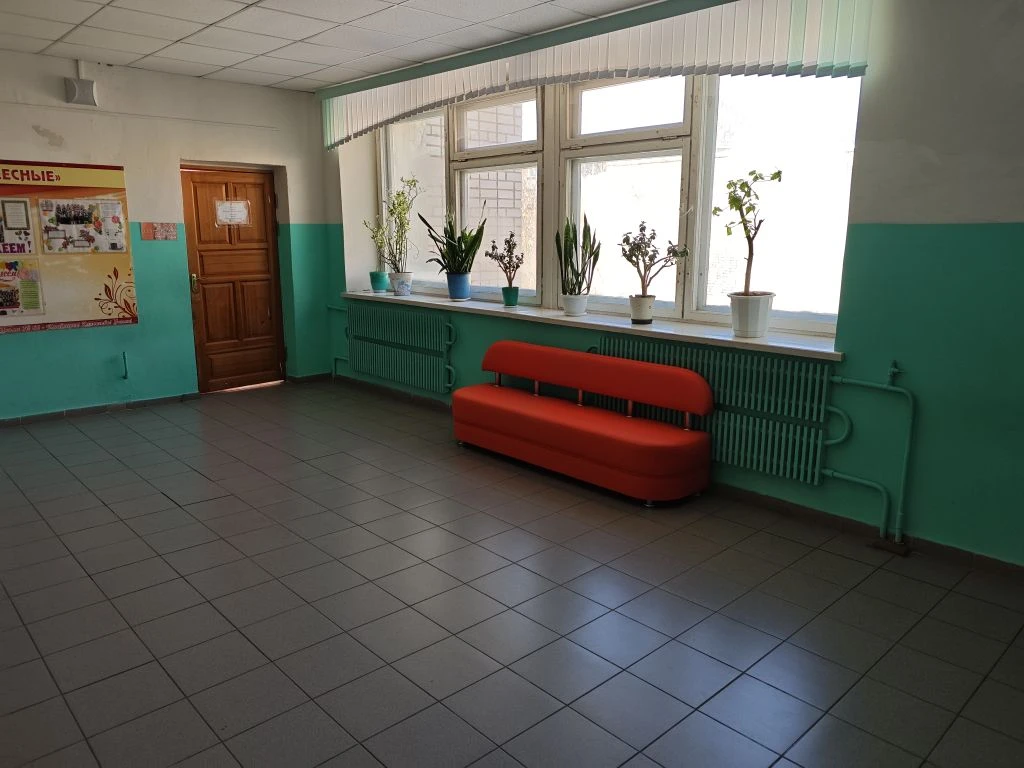 За счет платных услуг, оказываемых школой, приобрели диваны для учащихся начальной школы!! 66 школа 