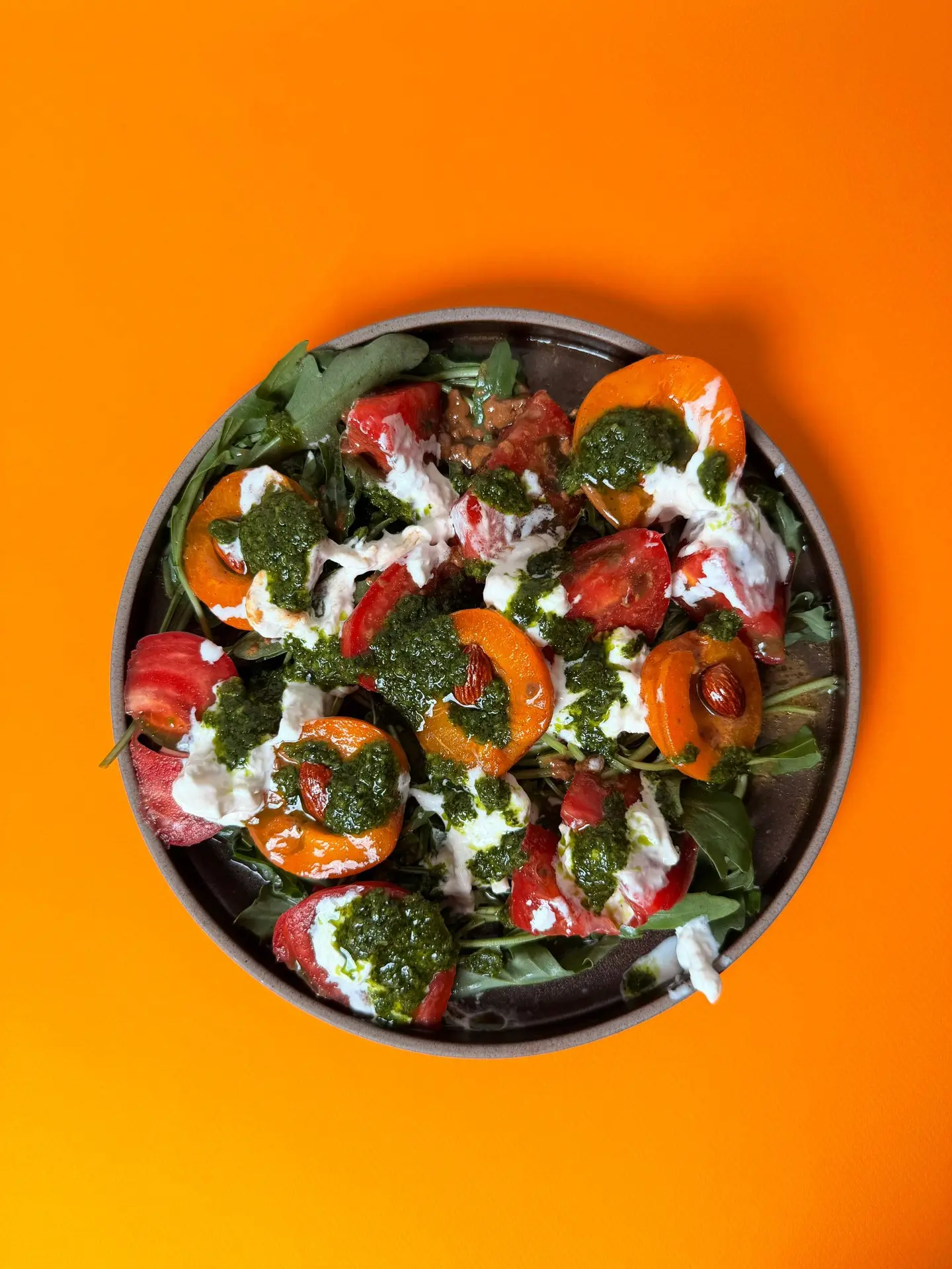 Салат с абрикосами, миндалём и salsa чимичурри 🍑🌿

Ингредиенты:
• абрикосы
• salsa чимичурри/песто