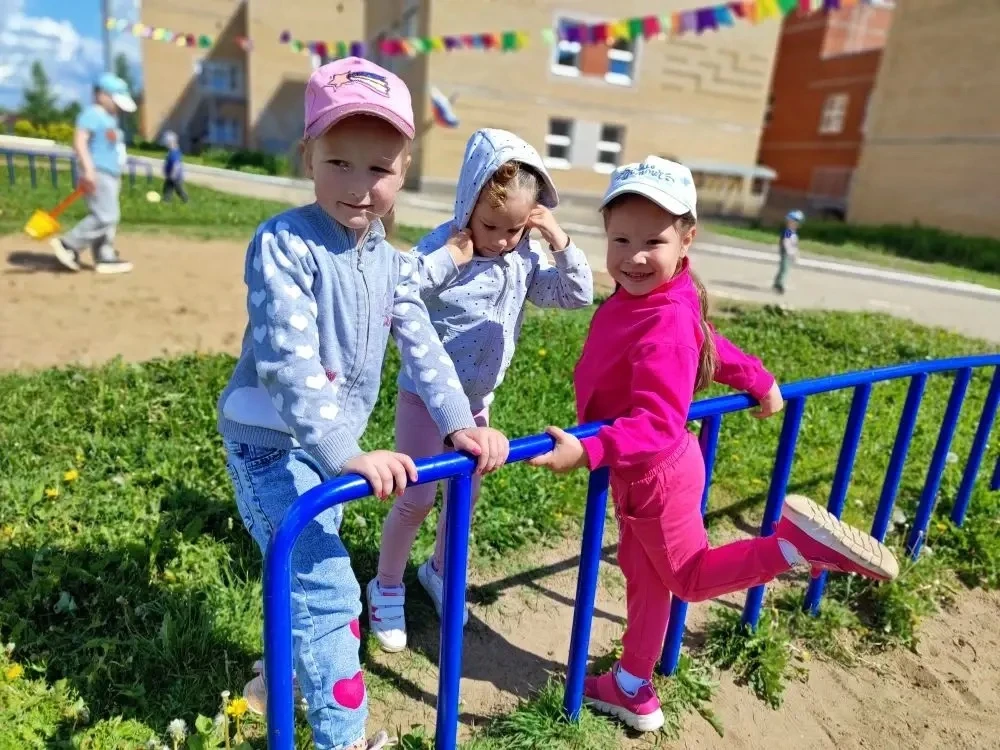 Сегодня на улице уже прохлада, но когда тепло и солнышко ребят не остановить! ☀️
Веселье, игры, шутк