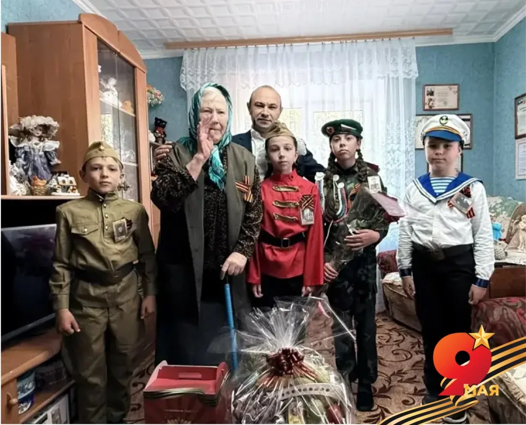 По традиции поздравили ветеранов Великой Отечественной войны на дому, организовали мини-парады под и