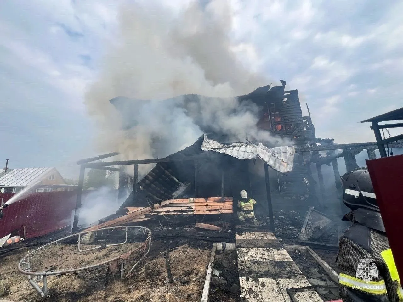 ❗️Пожарные извещатели спасли жизни 7 человек в частном доме в Мегионе. 

Рано утром сегодня загорелс