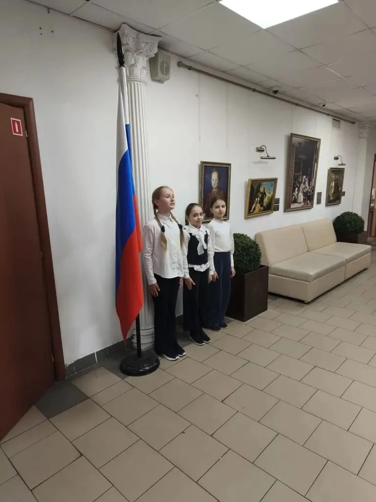 🇷🇺 С флагом — в новую неделю!  Понедельник в нашей школе традиционно начался с торжественной церемон