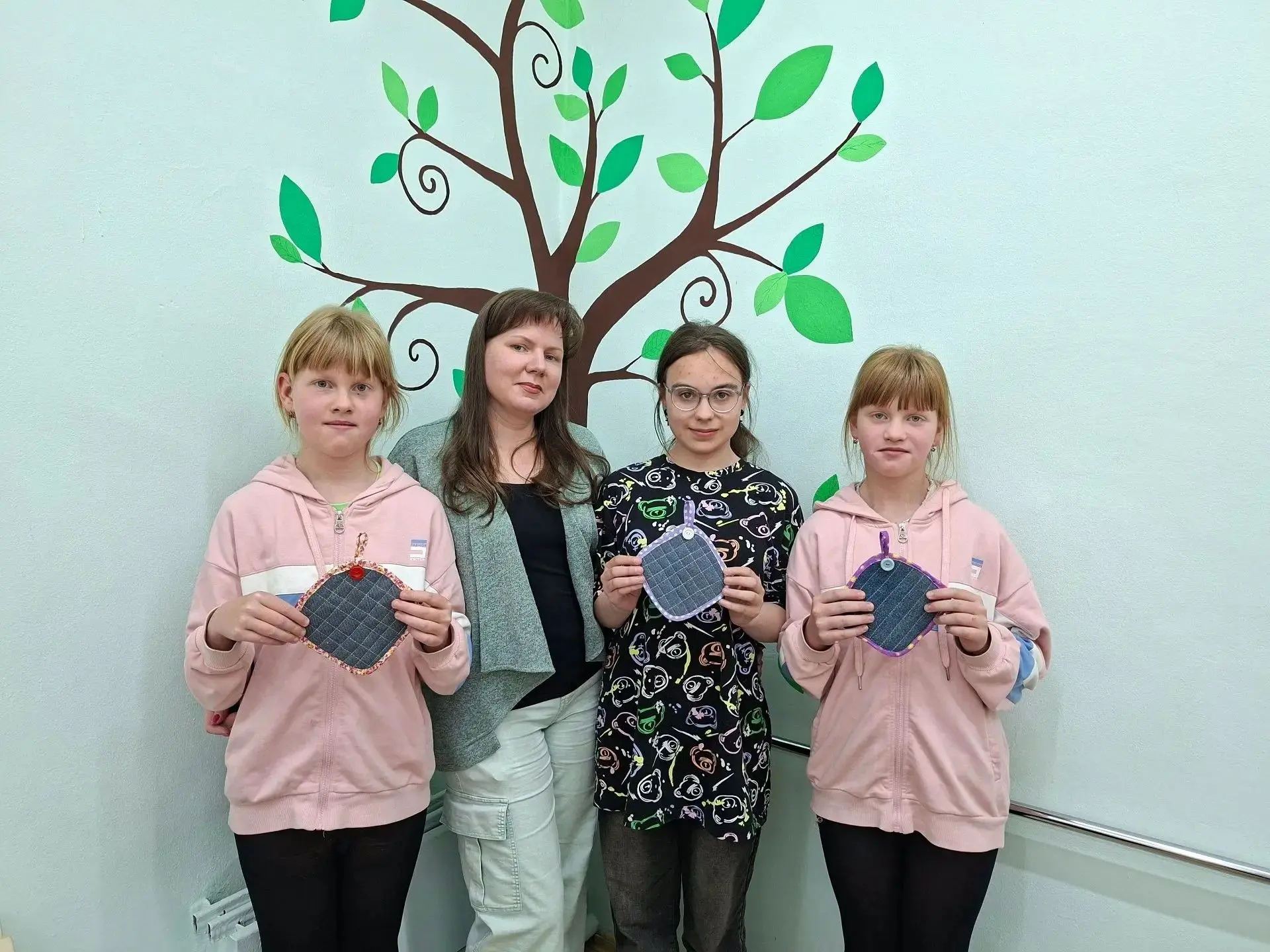 🌟 На наших творческих групповых занятиях девочки самостоятельно изготовили 🧵прихватки, которые защ