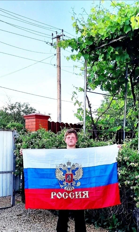 Учащиеся школы принимают участие в акции "Флаги России" в "День России". Кузмичевский Виктор, 7 клас