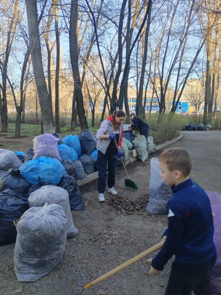 🤝Трудовой десант из учащихся 1В, 2Г, 3А, 4Д и 6Г сегодня потрудился на славу 👍 ребята, их родители и