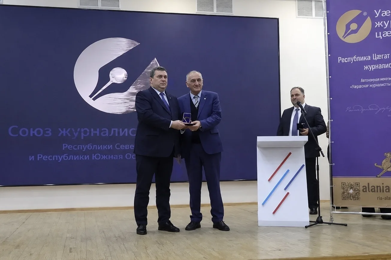 Преподаватель СОГУ награжден почетным знаком Союза журналистов РФ  Доцент кафедры журналистики и мед