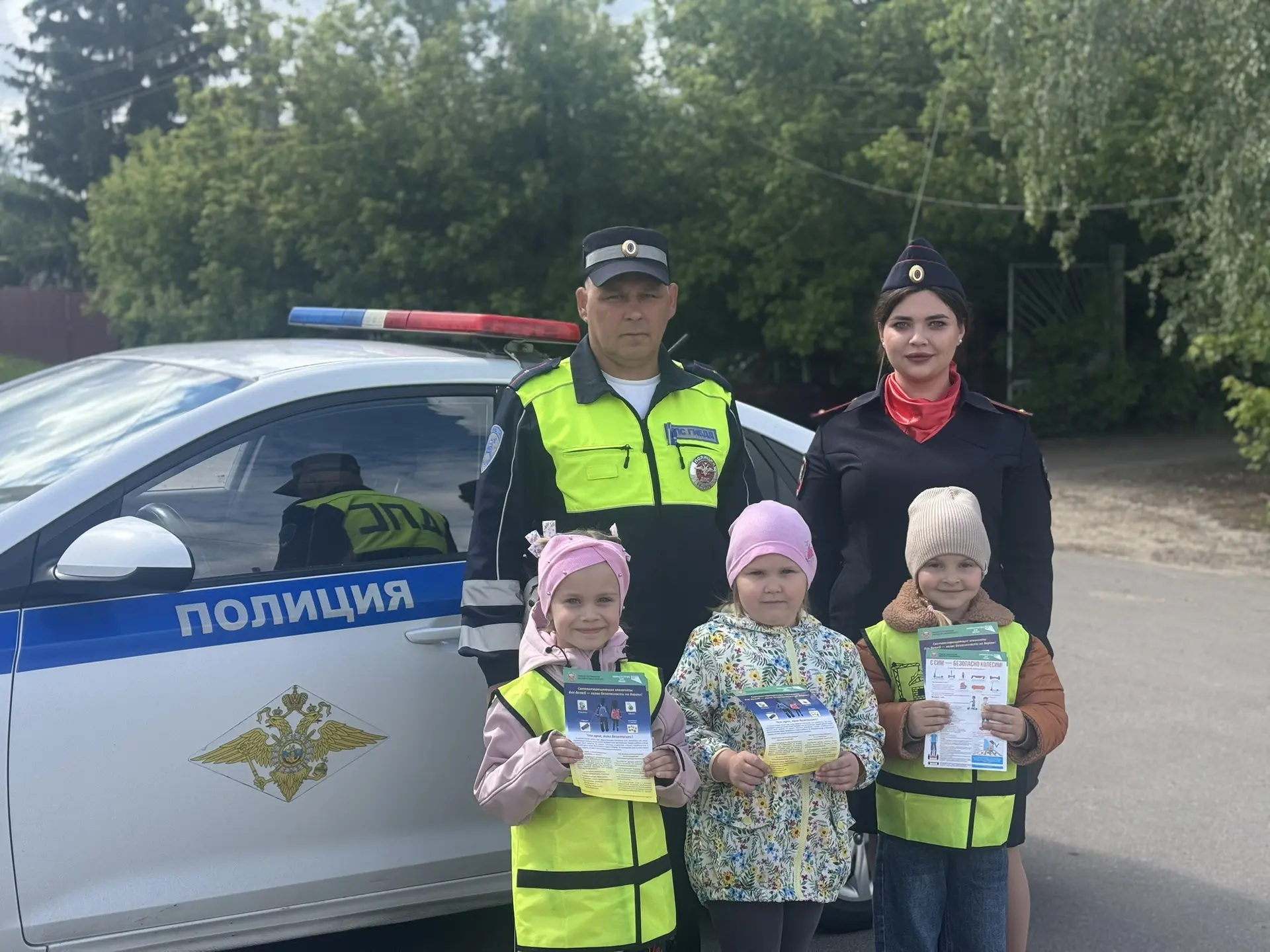 Сегодня воспитанницы средней группы превратились в настоящих юных инспекторов дорожного движения! 🚦