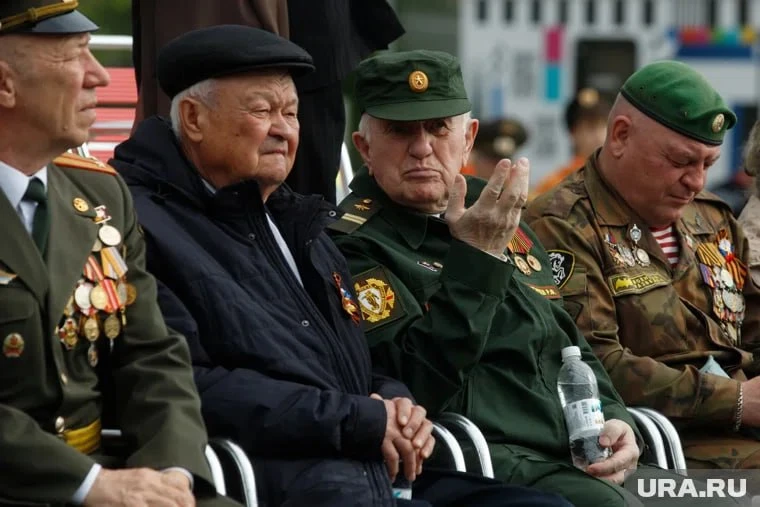 Парад Победы прошел в Екатеринбурге.  По брусчатке прошли больше 1,5 тысячи военнослужащих, суворовц