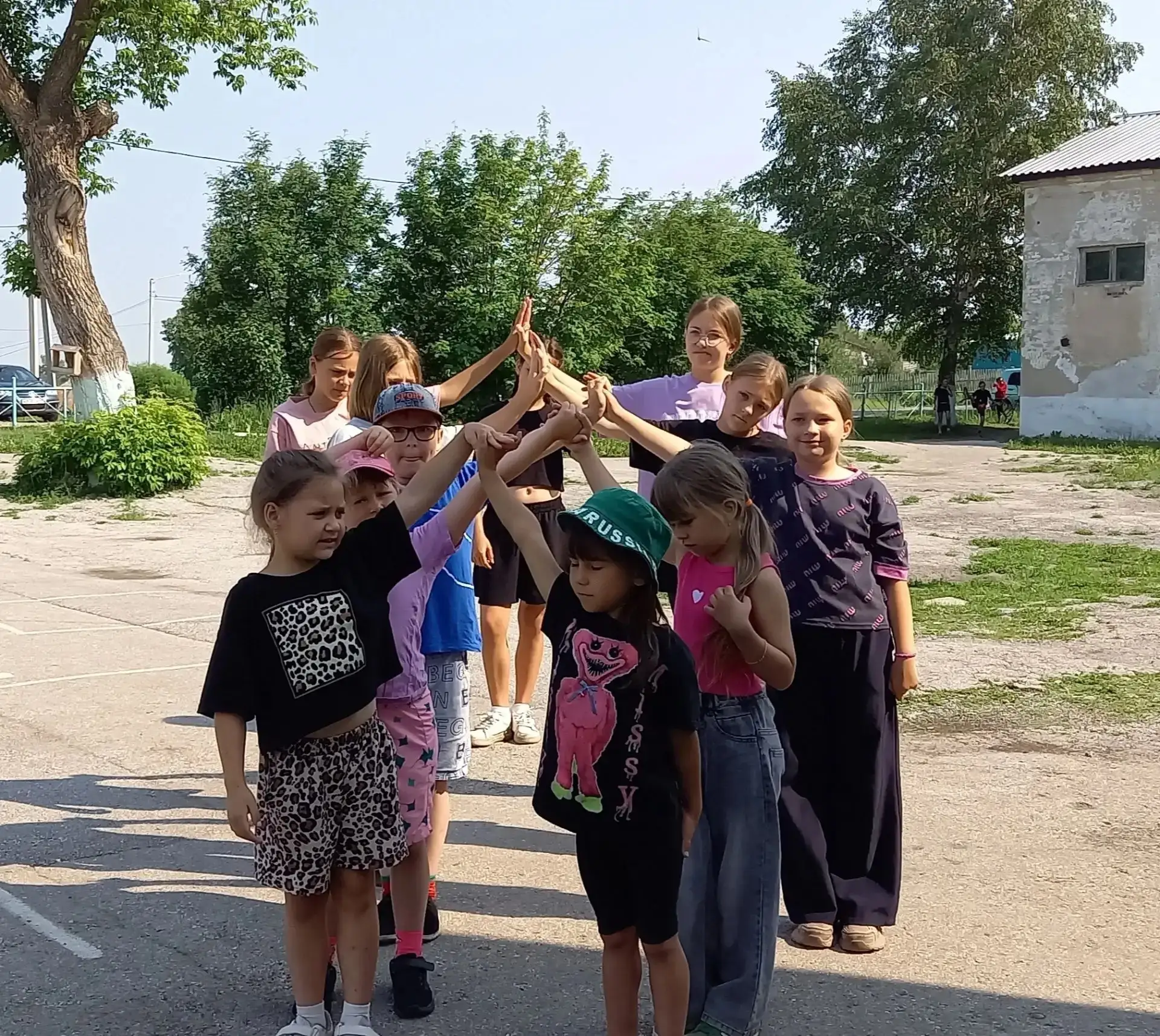 🌞 Продолжаем путешествие по многонациональной России в летнем лагере! 🌞

Сегодня мы поближе познак