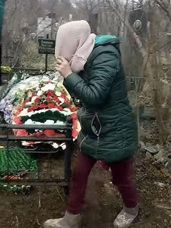 🧠 Жительница Алтайского края украла с могилы 96 роз, чтобы сфотографироваться с букетом