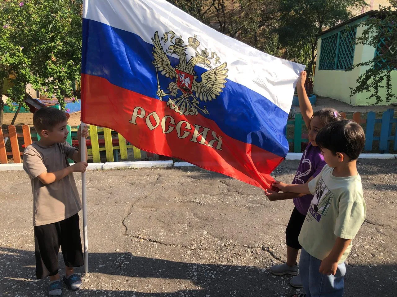 Художественное творчество на асфальте🤍💙❤️