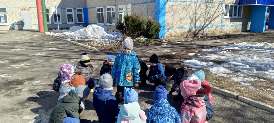 Прогулки – лучший способ закаливания для детей! ☀️ Даже когда на улице снег и грязь, мо...