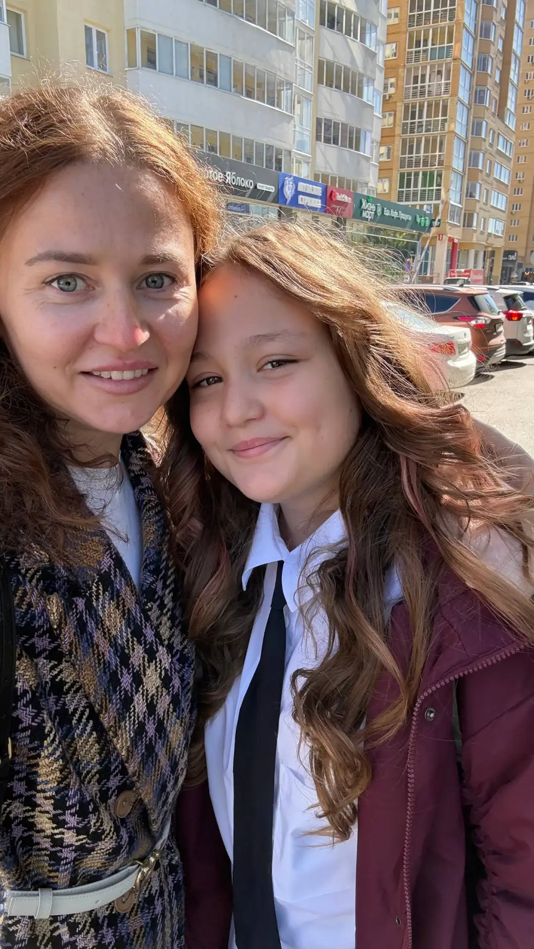 Сегодня все ленты традиционно в бантиках, цветах и школьной форме 😁 и мы туда же