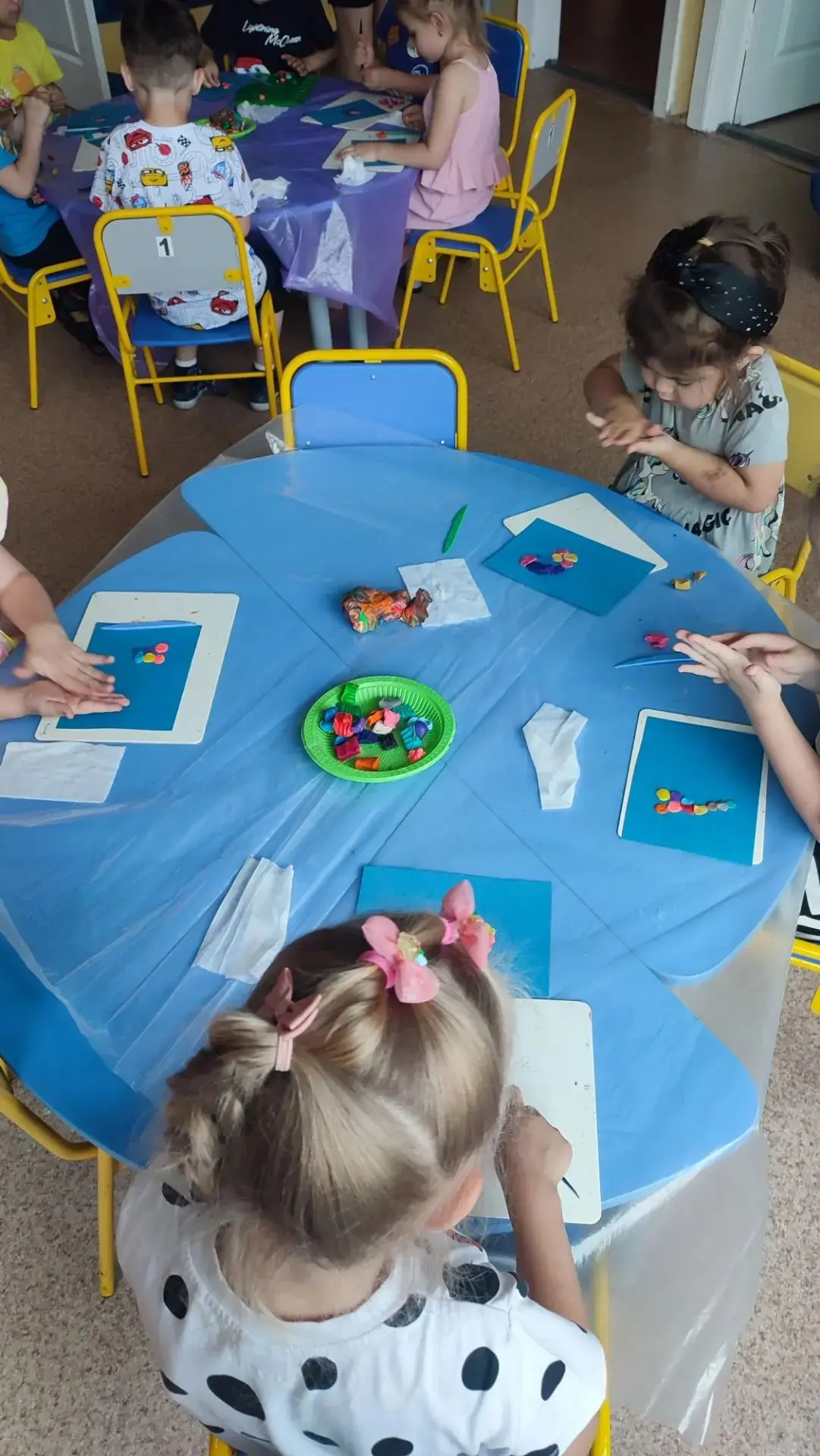 🎨 Творчество в средней группе! 🎨

Сегодня ребята создавали аппликацию из пластилина «Улитка». Кажд