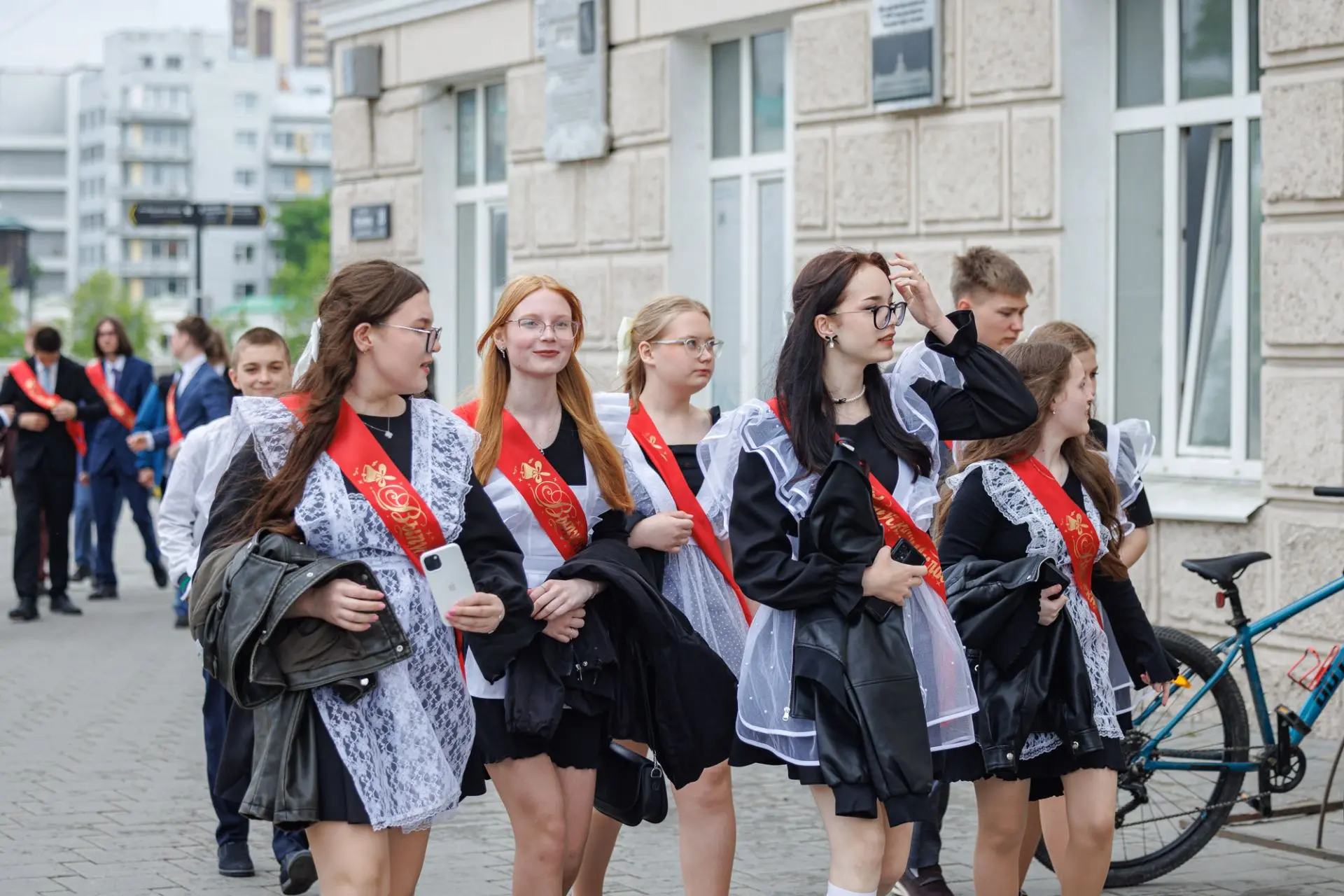 Дорогие выпускники, поздравляю вас с последним звонком! Сегодня он прозвенит для более чем 27 тысяч 