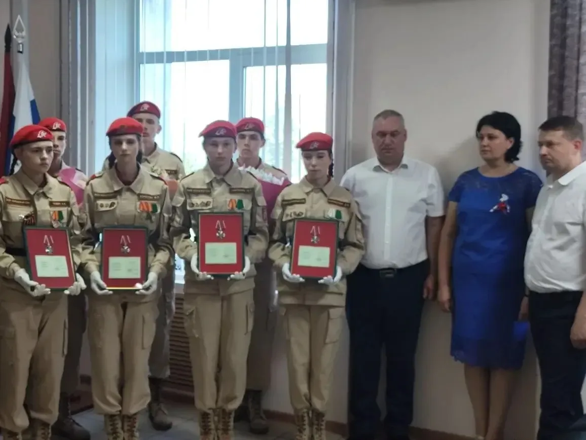 💥 Подвиг, который не забыт: в администрации Выгоничского района вручили ордена Мужеств...