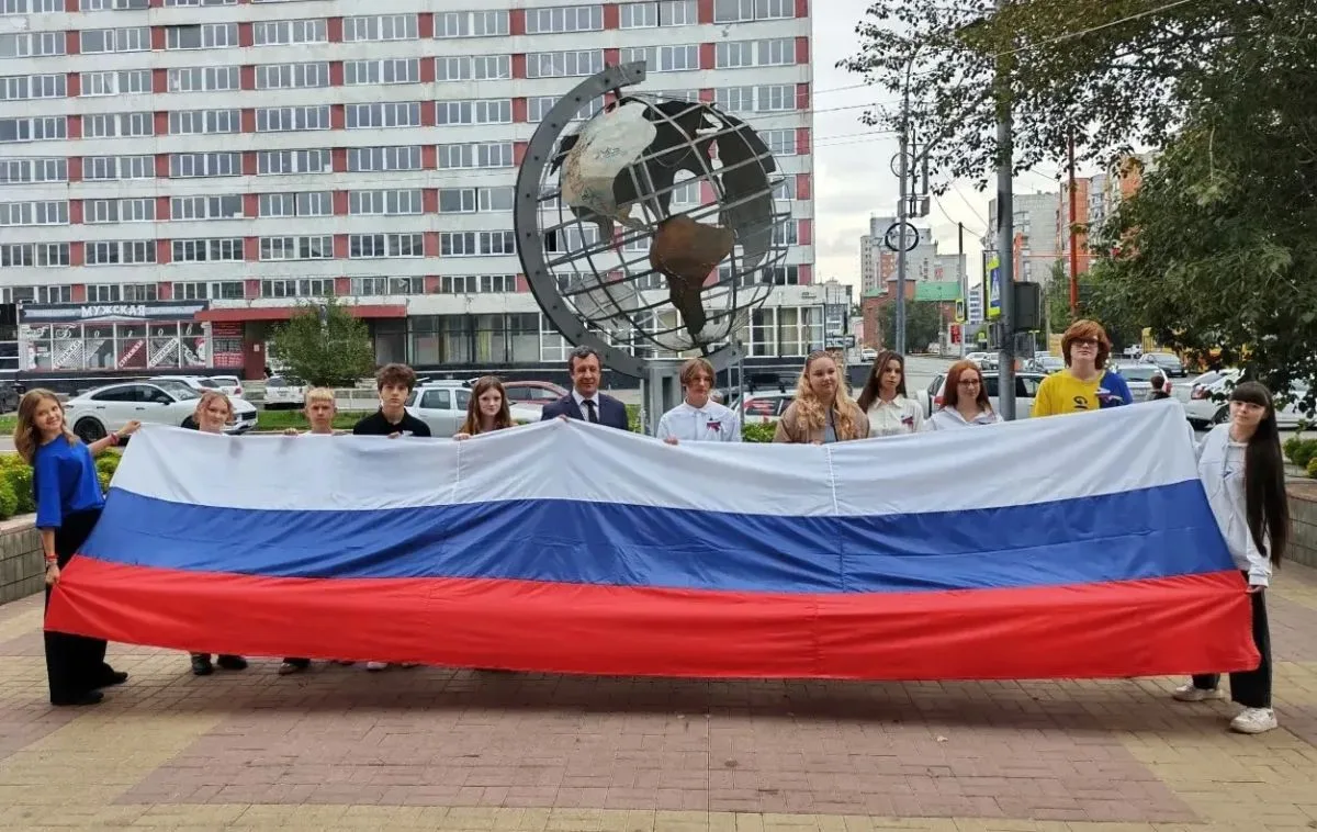 🇷🇺В преддверии Дня Государственного флага Российской Федерации юным жителям Барнаула ...