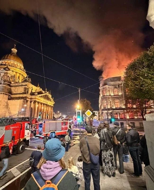 ⚡️В центре Петербурга у Исаакиевской площади произошел крупный пожар в особняке Миллера...