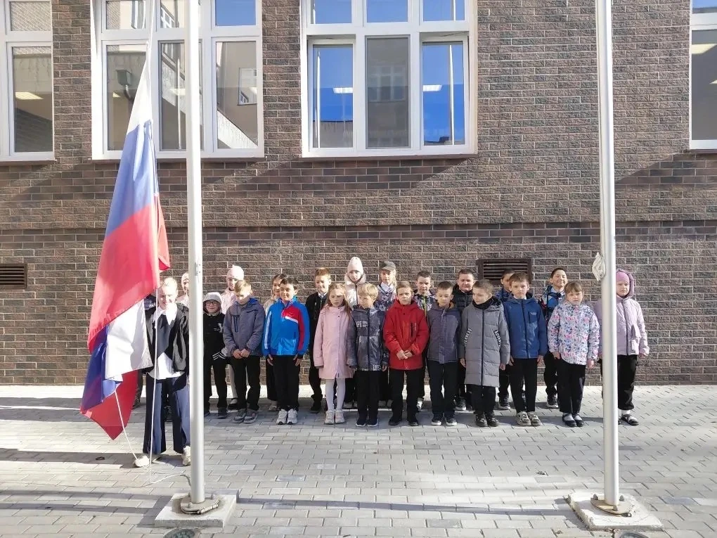 🌟 Утро понедельника  Сегодня, 27 апреля, традиционно учебная неделя началась с торжественной линейки