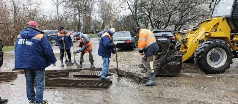 Утекайте лужи: в Коврове чистят ливневки на пяти улицах и у трех школ