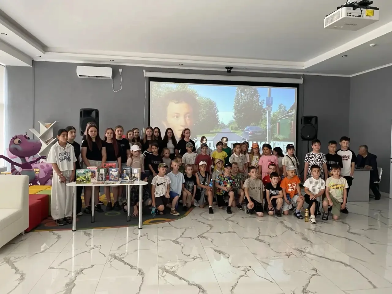 🪶17 июня ребята из пришкольного лагеря «Лучик» побывали в кинотеатре «Мир Кино» на викторине «Ай, д
