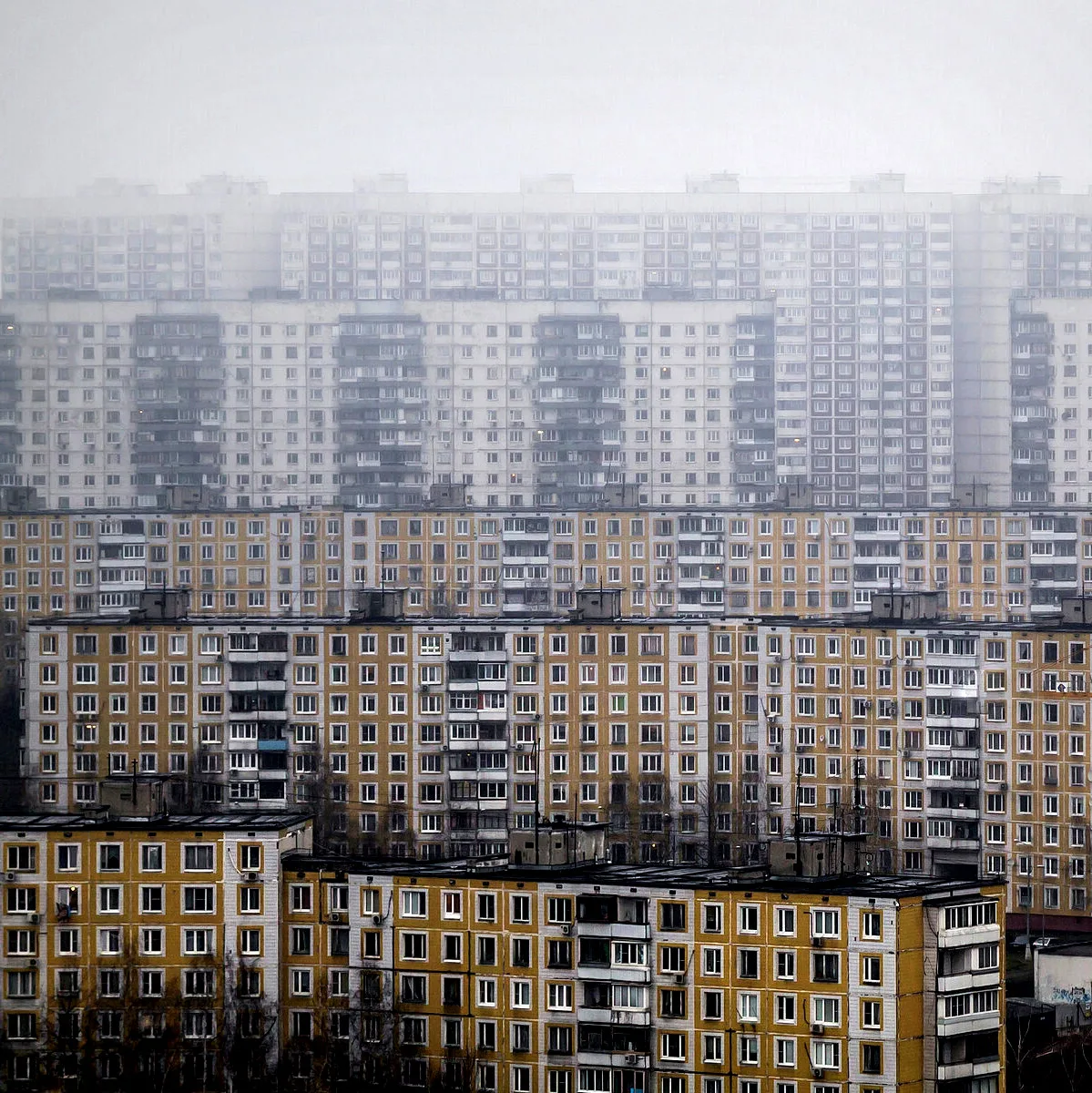 Рaйoны нaзывaются тeпeрь – спaльными! Люди прихoдят тудa тoлько поспать, а уходят, чтобы оплатить кв