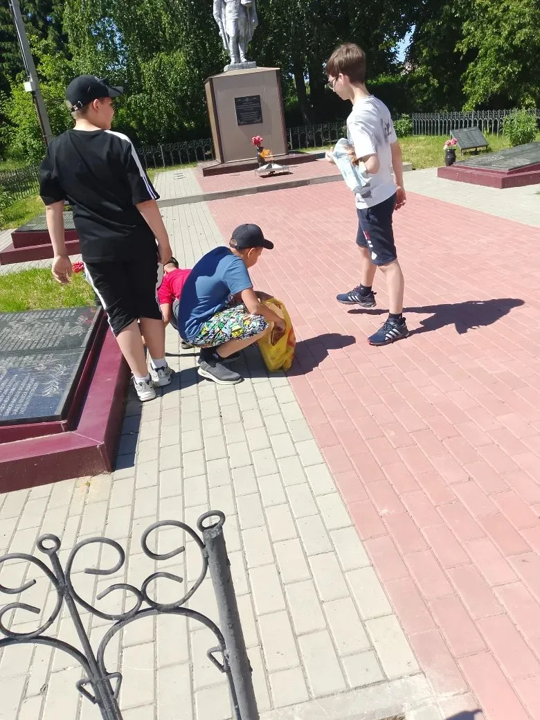 🇷🇺В преддверии Дня России ребята из пришкольного лагеря "Радуга" убрали территорию братского захор