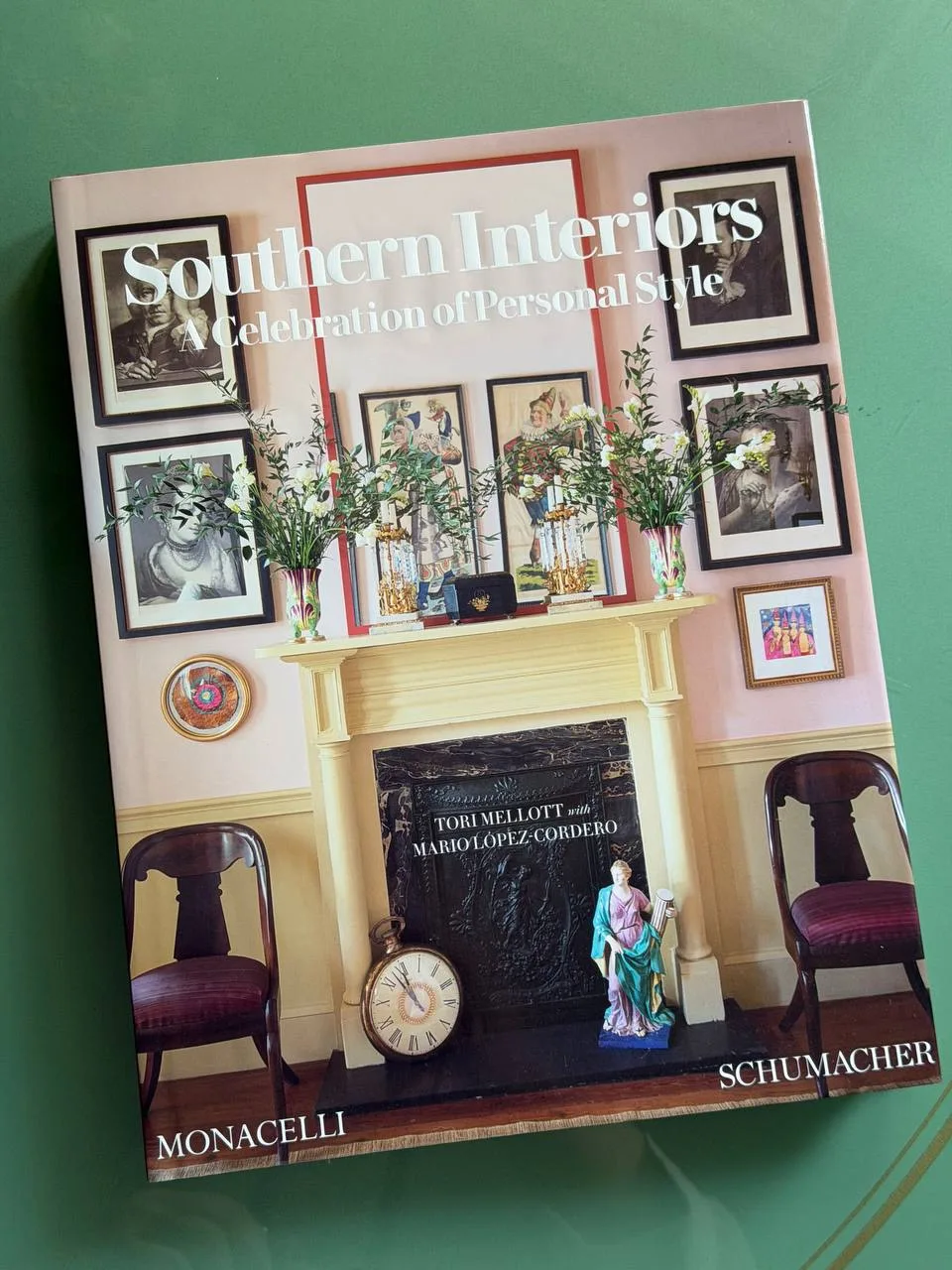 В книге «Южные интерьеры» лучшие креативные силы американского Юга приглашают читателей в свои частн