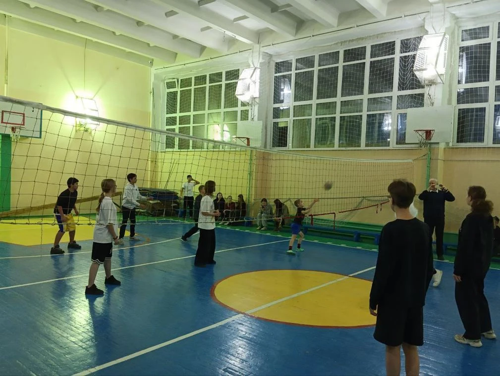 🏀 5 декабря в нашей школе состоялся турнир по пионерболу среди обучающихся 8-х классов, посвящённый 