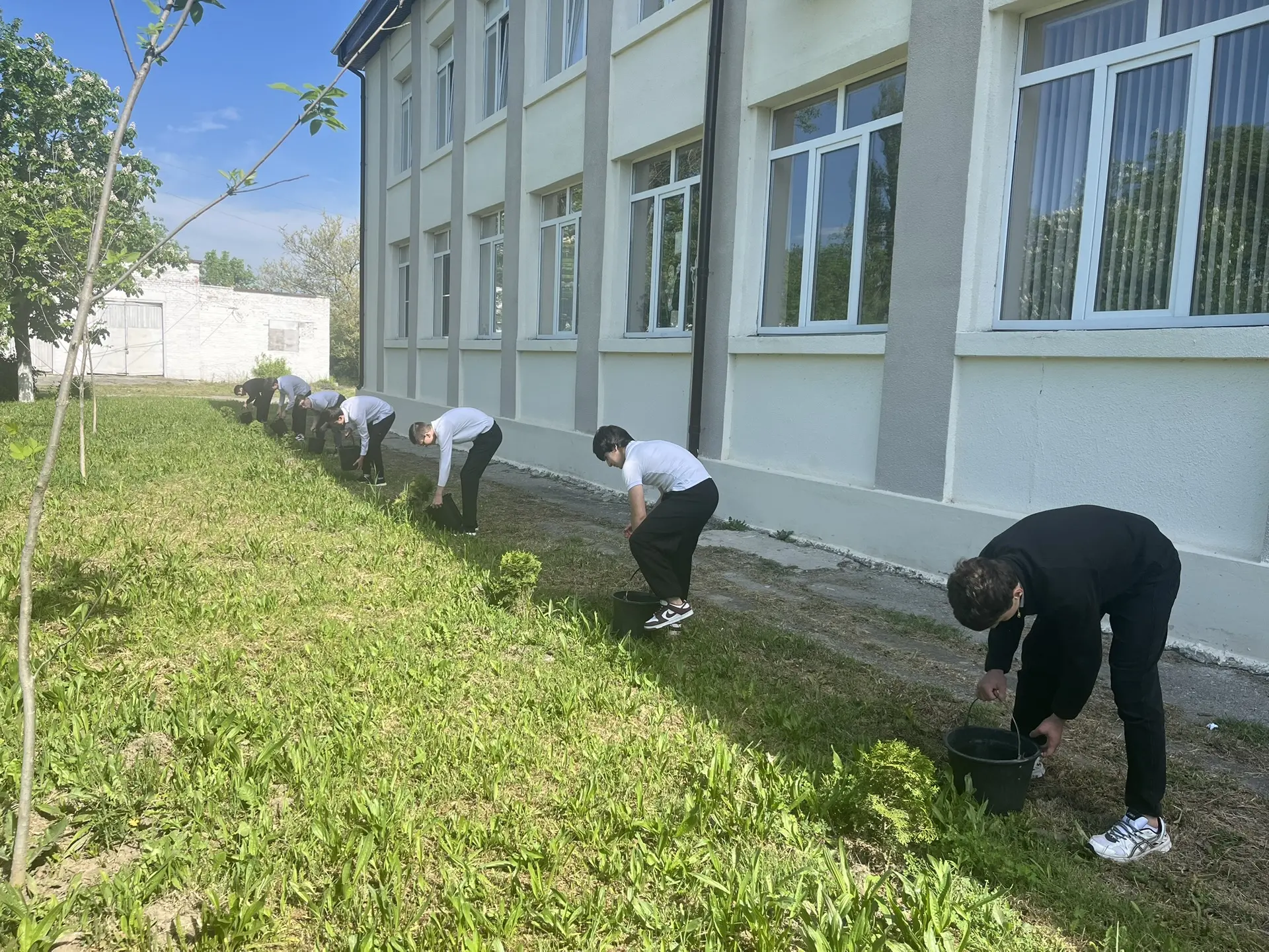 В рамках проекта «Труд.Крут» обучающиеся  Агротехкласса приняли активное участие в уход...