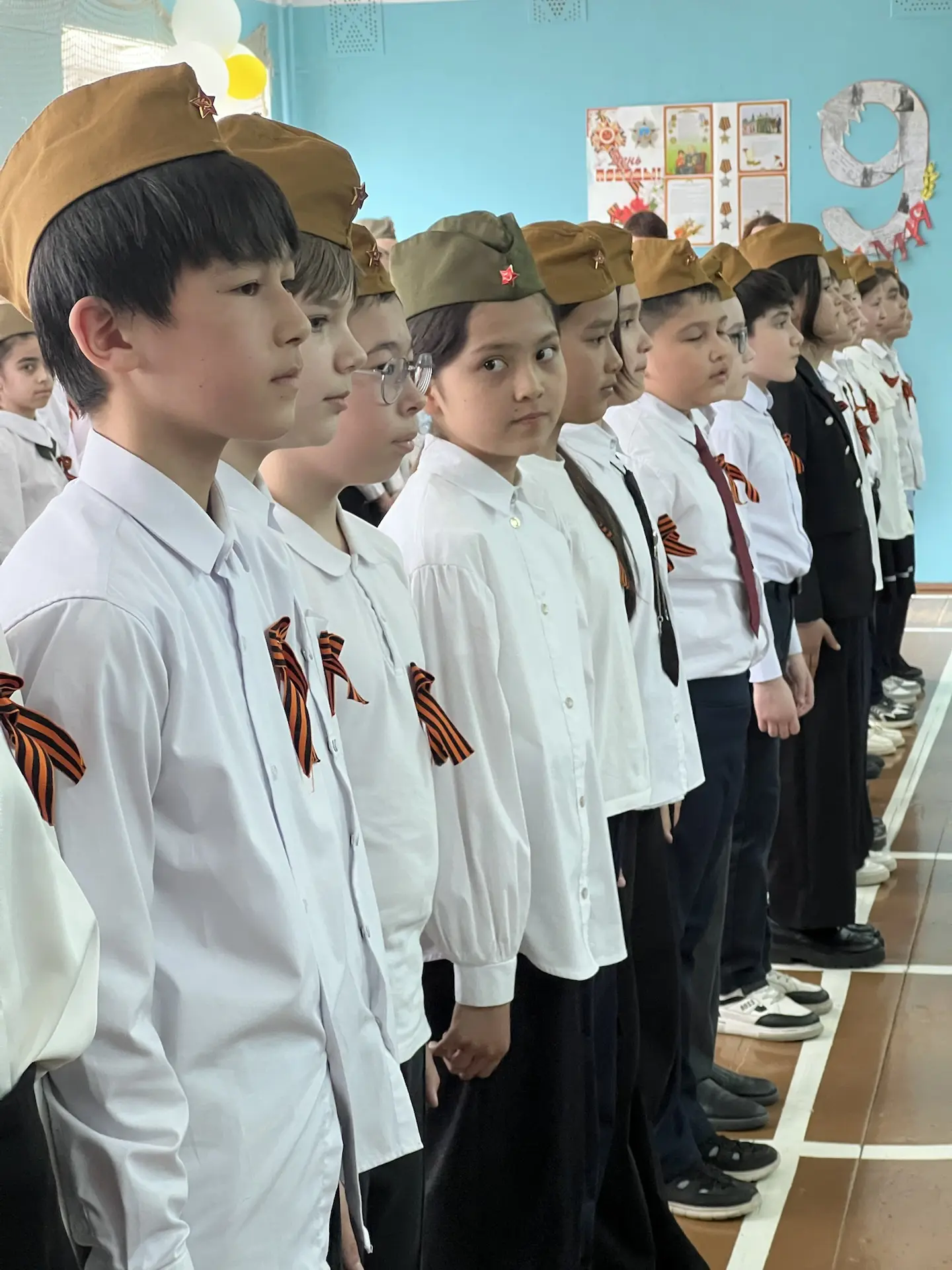 🎖️ Смотр строя и песни: четвероклассники почтили память героев к 9 Мая 🎖️  В преддверии Дня Победы в