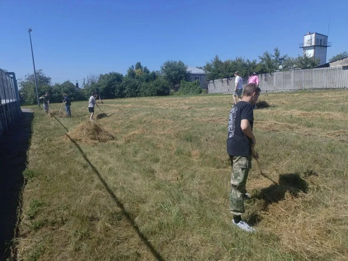 💥 Трудовая бригада продолжает свою работу. Сегодня закончили убирать сухую траву на территории школ