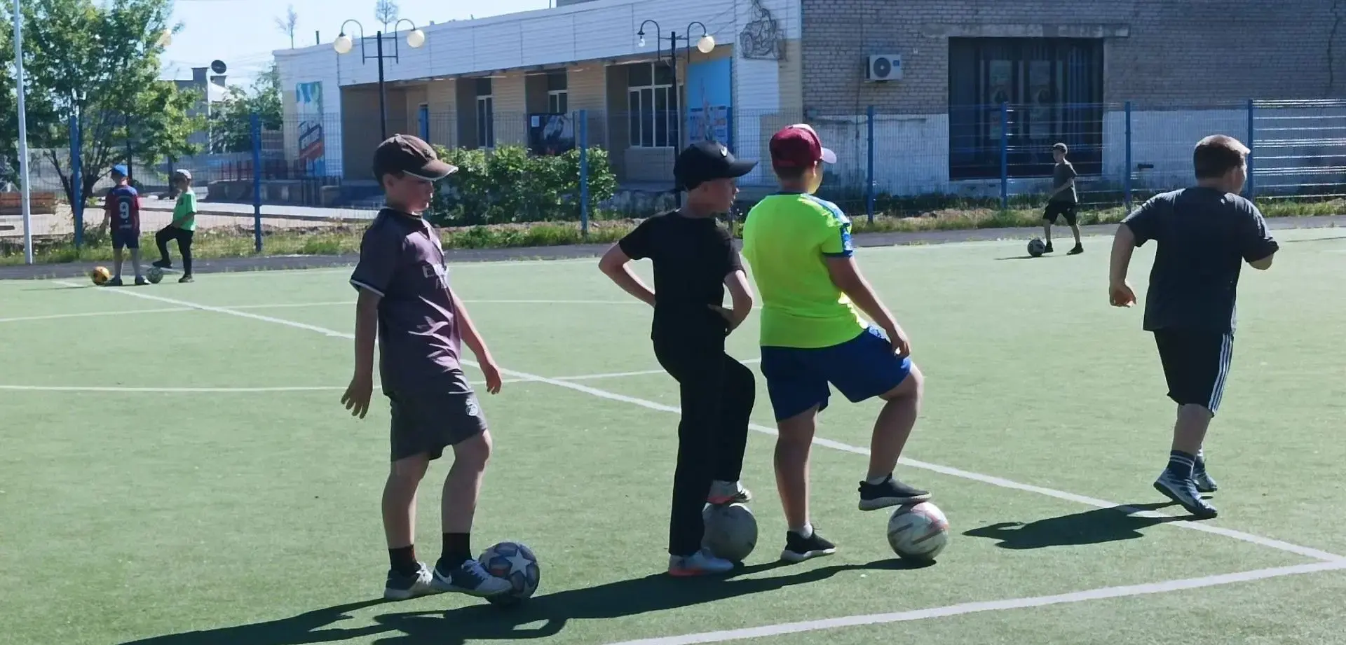⚽
В школе с 15 июня  заработала площадка «Футбольный драйв» — и это не просто футбол, а настоящий пр